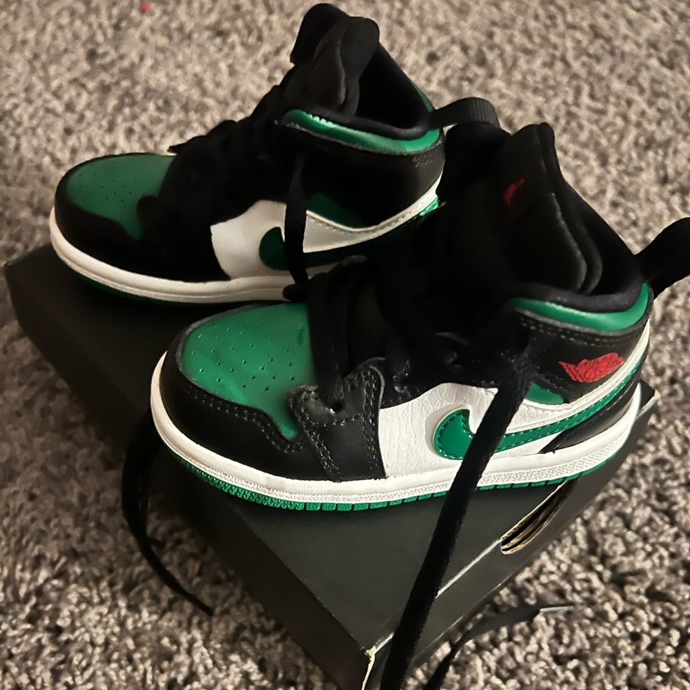 Toddler Jordan 1’s 6c